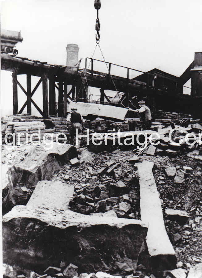 360B - Crofts Railway Quarry - Moving stone in the quarry - 1910